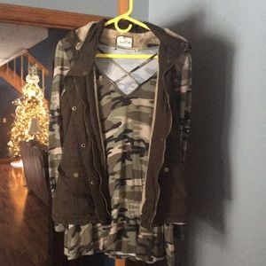 Utility vest in army green with camo shirt size sm